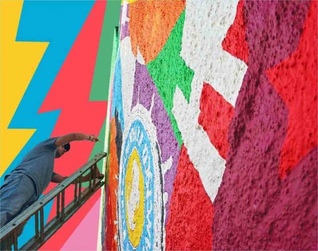 Lobo pintando mural inspirado em Los Angeles