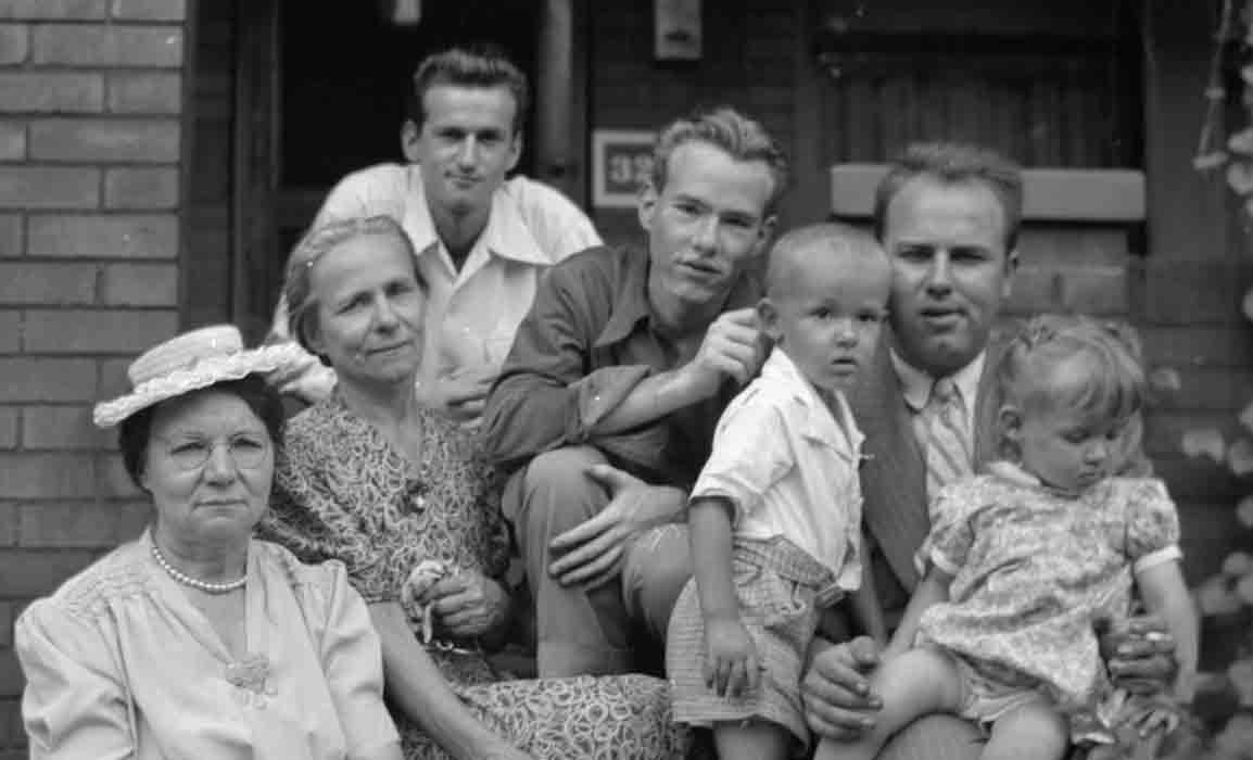 Andy Warhol e Família Warhola, 1945, Pittsburgh