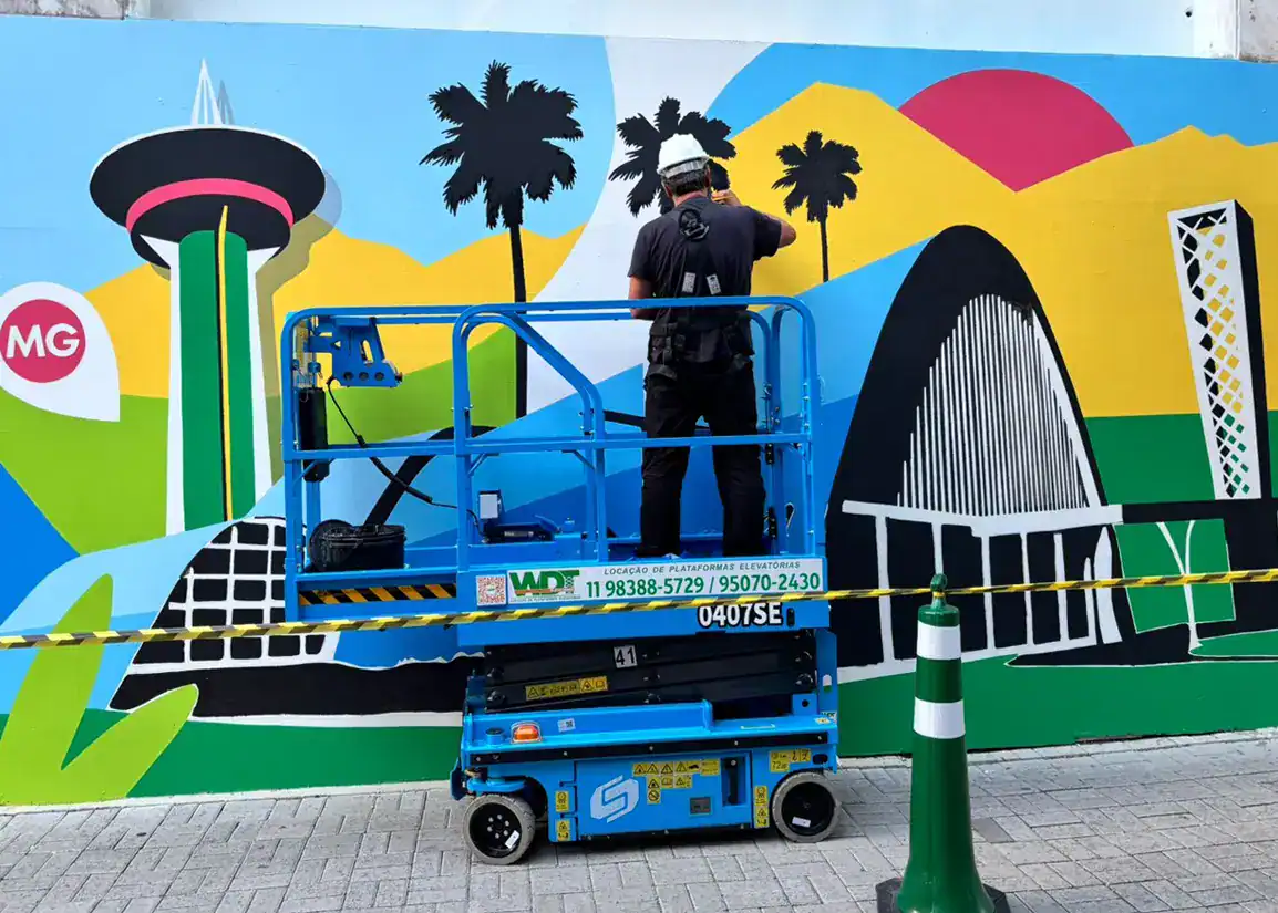 Artista Lobo Pop Art durante a pintura de mural inspirado em referências brasileiras