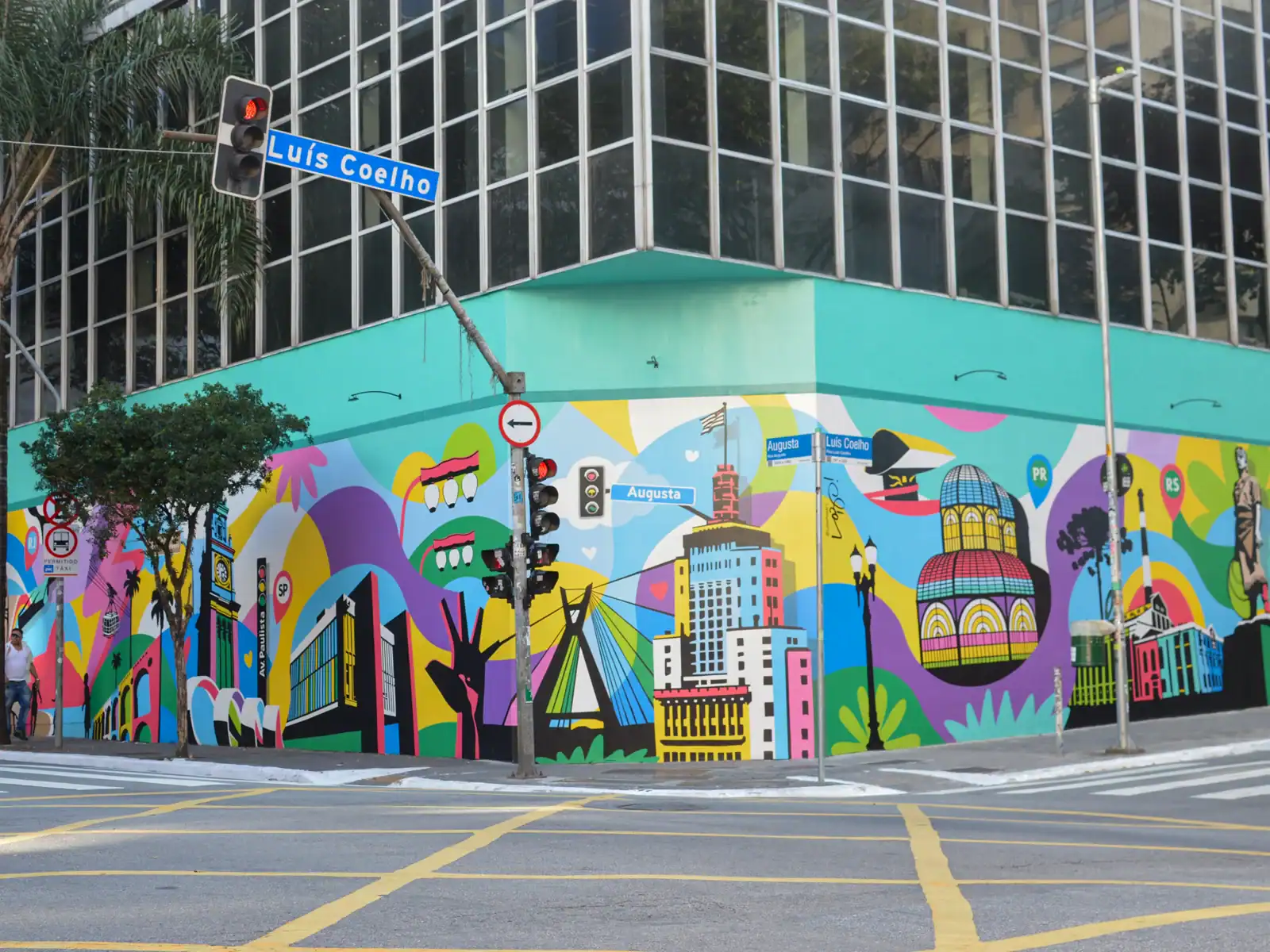 Vista do mural Brasil em São Paulo com referências a São Paulo e à Região Sul