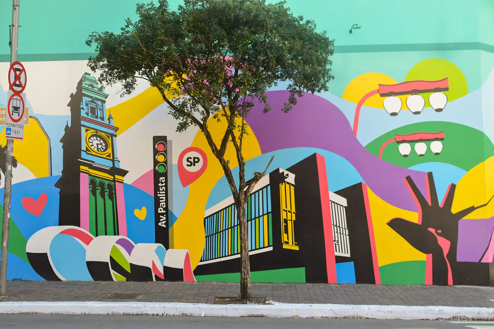 Ícones de São Paulo, como MASP, Mão de Niemeyer e relógio da Estação da Luz, no mural Brasil em São Paulo