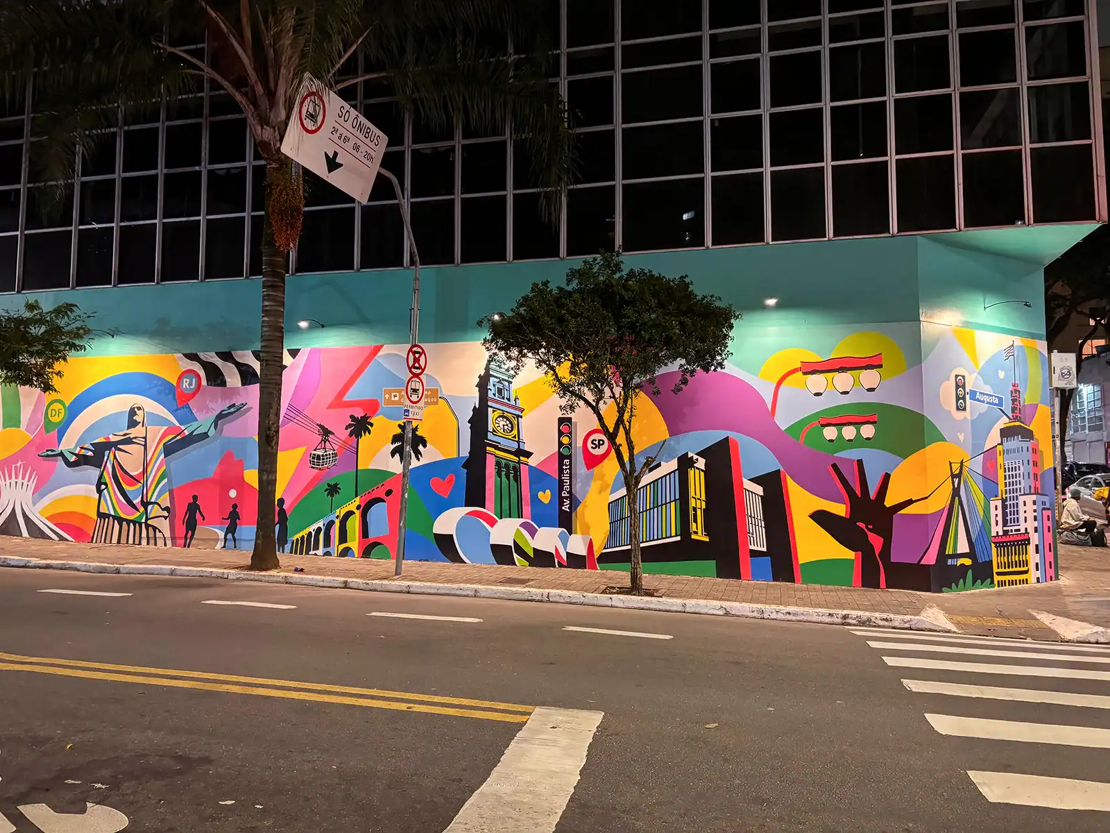 Mural Brasil em São Paulo iluminado à noite na esquina da Rua Augusta com a Rua Luís Coelho