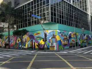 Brasil em São Paulo: mural de Lobo Pop Art na Rua Augusta