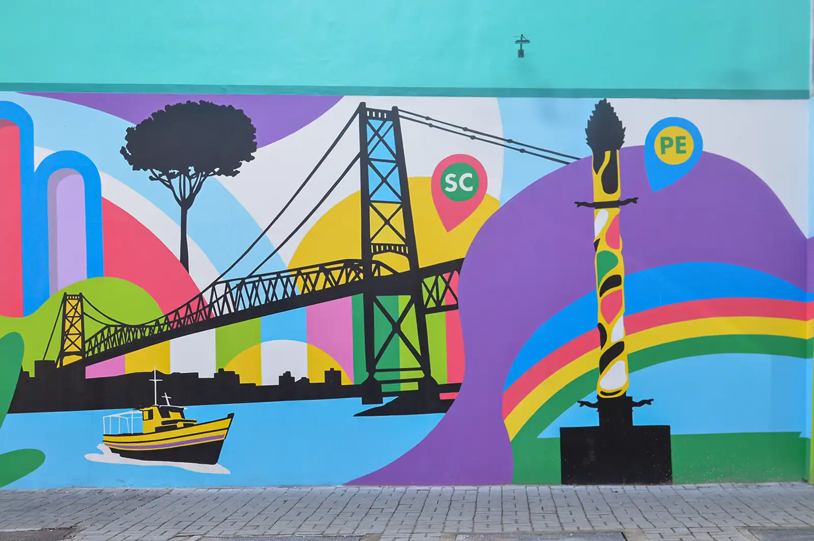 Ponte Hercílio Luz e Coluna de Cristal representam Santa Catarina e Pernambuco no mural Brasil em São Paulo