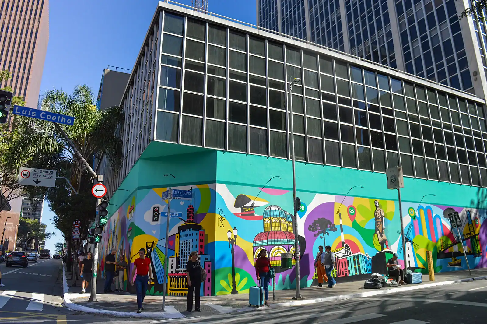 Mural Brasil em São Paulo na Rua Luís Coelho, com pedestres diante da obra